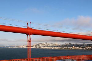 Over de Golden Gate bridge rijden