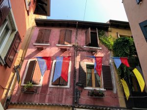 Een kleurrijk straatje in Garda