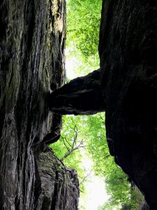 Een hangend rotsblok in de Duivelskloof