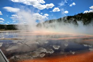 Grand Prismatic Spring Yellowstone reflectie in het water