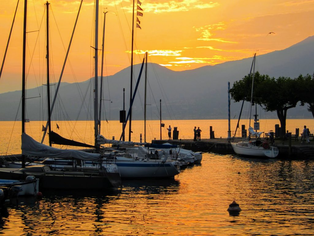 Zonsondergang in het haventje van Torri del Benaco