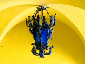 Blauwe lantaarn met gele achtergrond in het Il Vittoriale (Gardone Riviera)