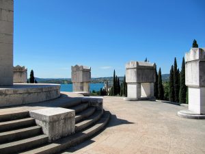 Mausoleum Gardone Riviera Gardameer