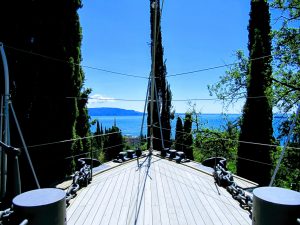 In de tuin van Il Vittoriale staat er een boot met zicht op het Gardameer
