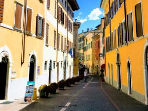 Een kleurrijk straatje in Gargnano
