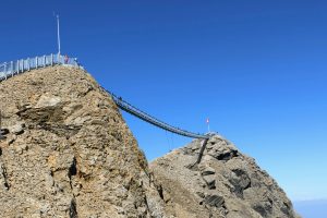 Hangbrug tussen twee bergtoppen in Zwitserland