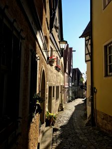 Smalle straat in mooiste dorpje van Duitsland