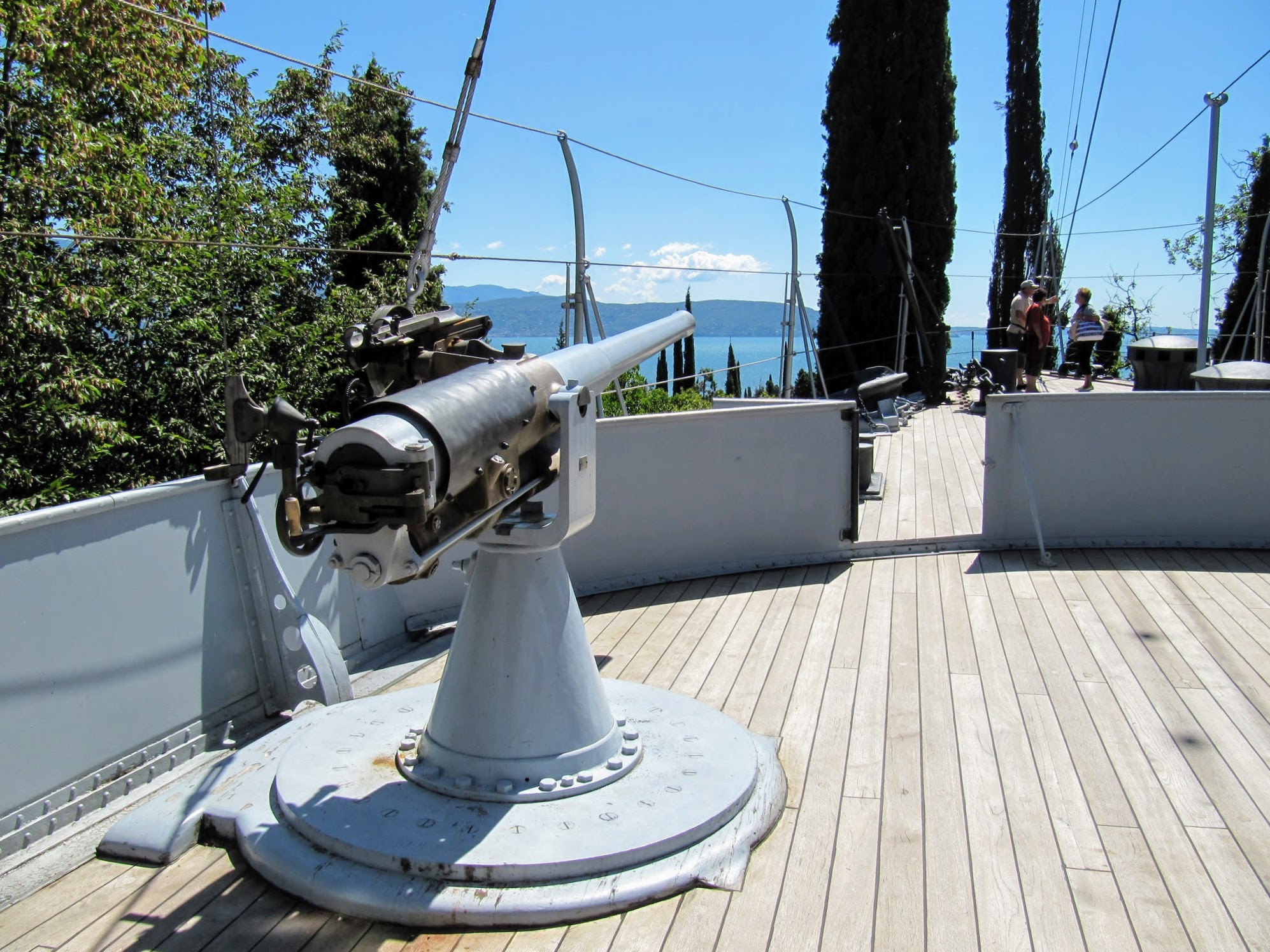 Il Vittoriale Gardameer museum boot in tuin