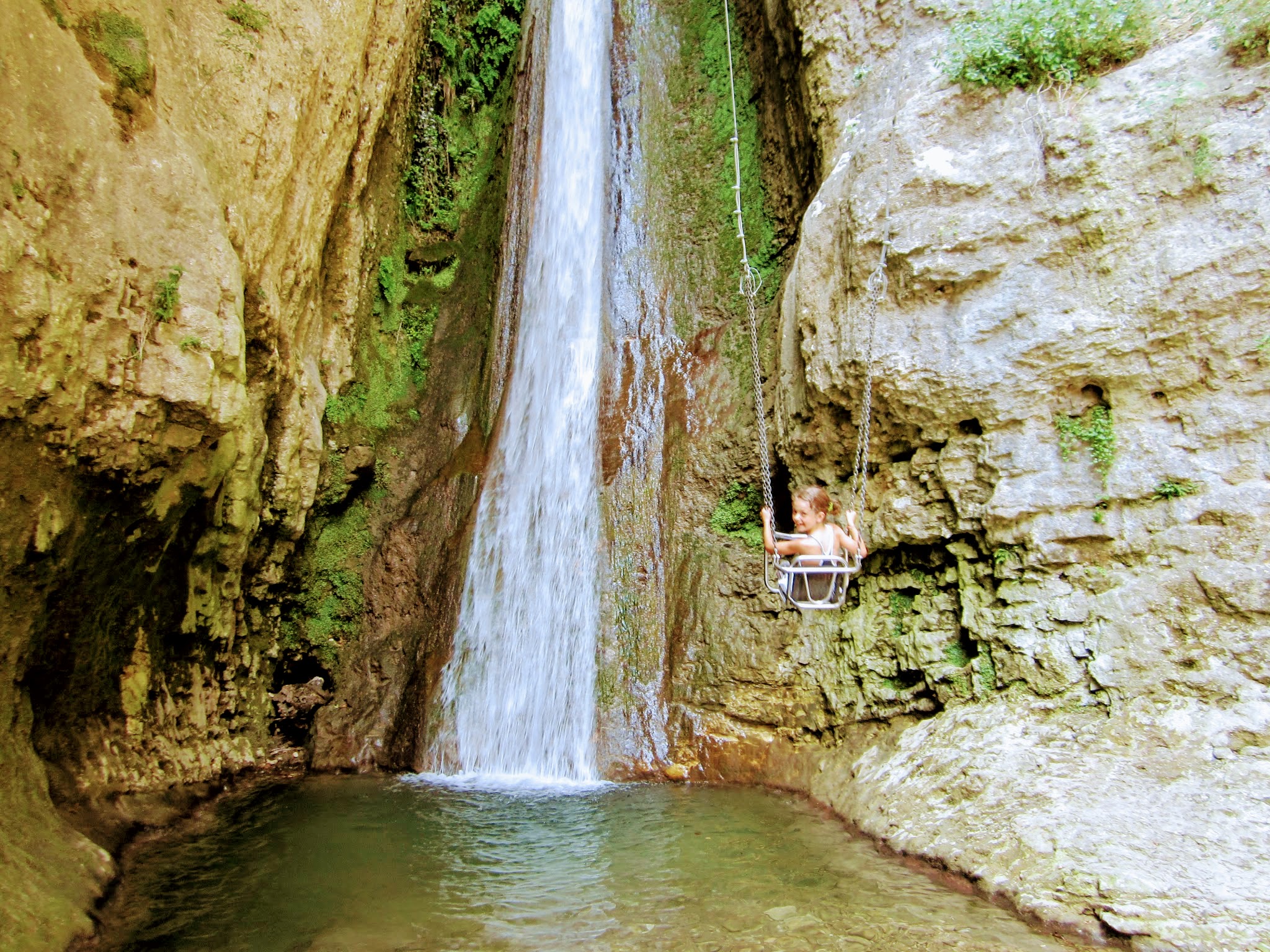 Waterval met schommel aan het Gardameer