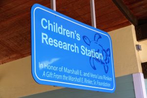 Children's Research Station - Florida met kind
