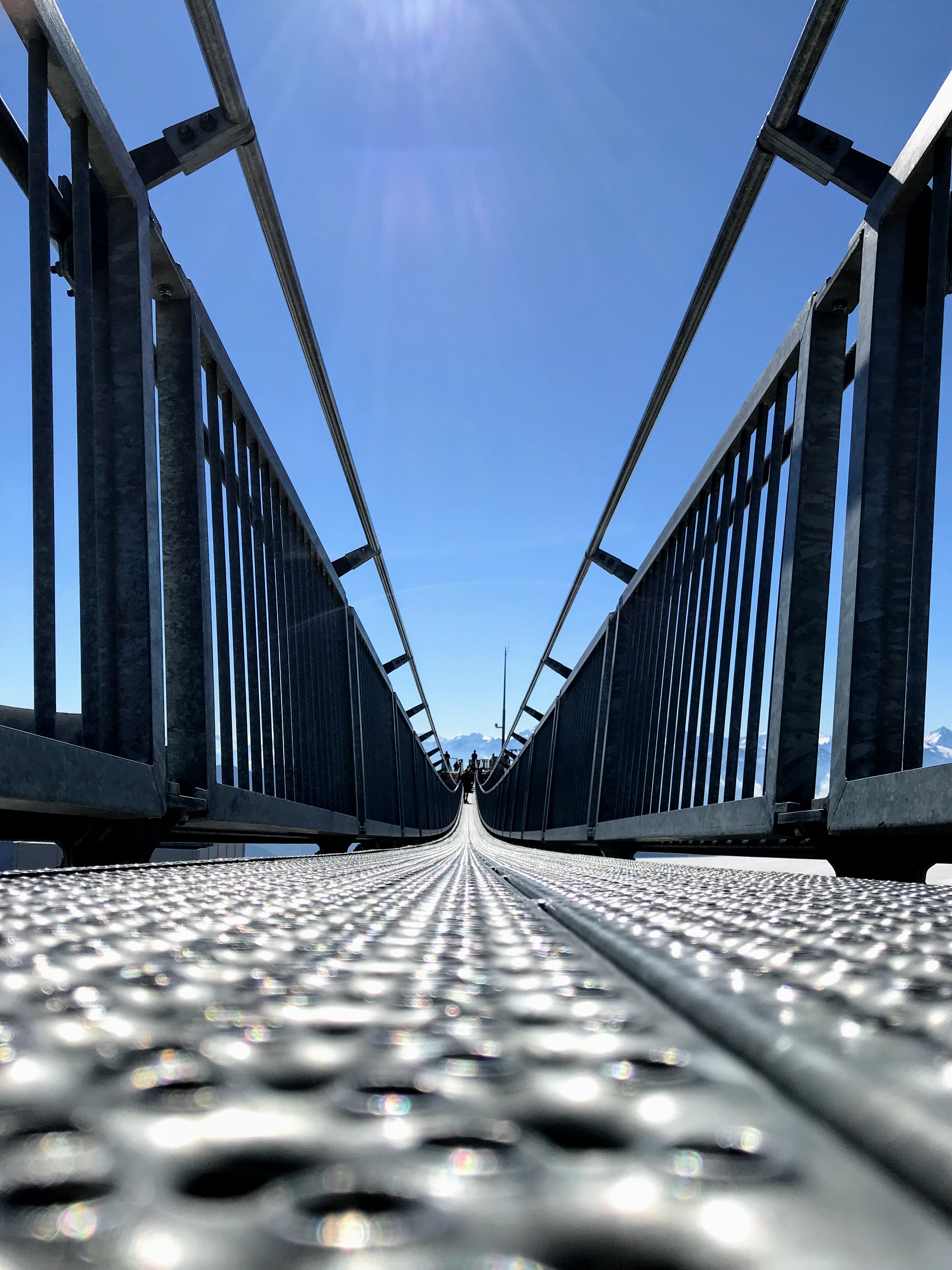 Hangbrug tussen 2 bergtoppen