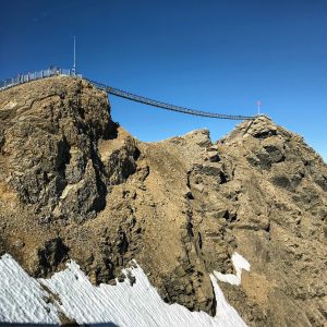 hangbrug tussen twee bergtoppen zwitserland