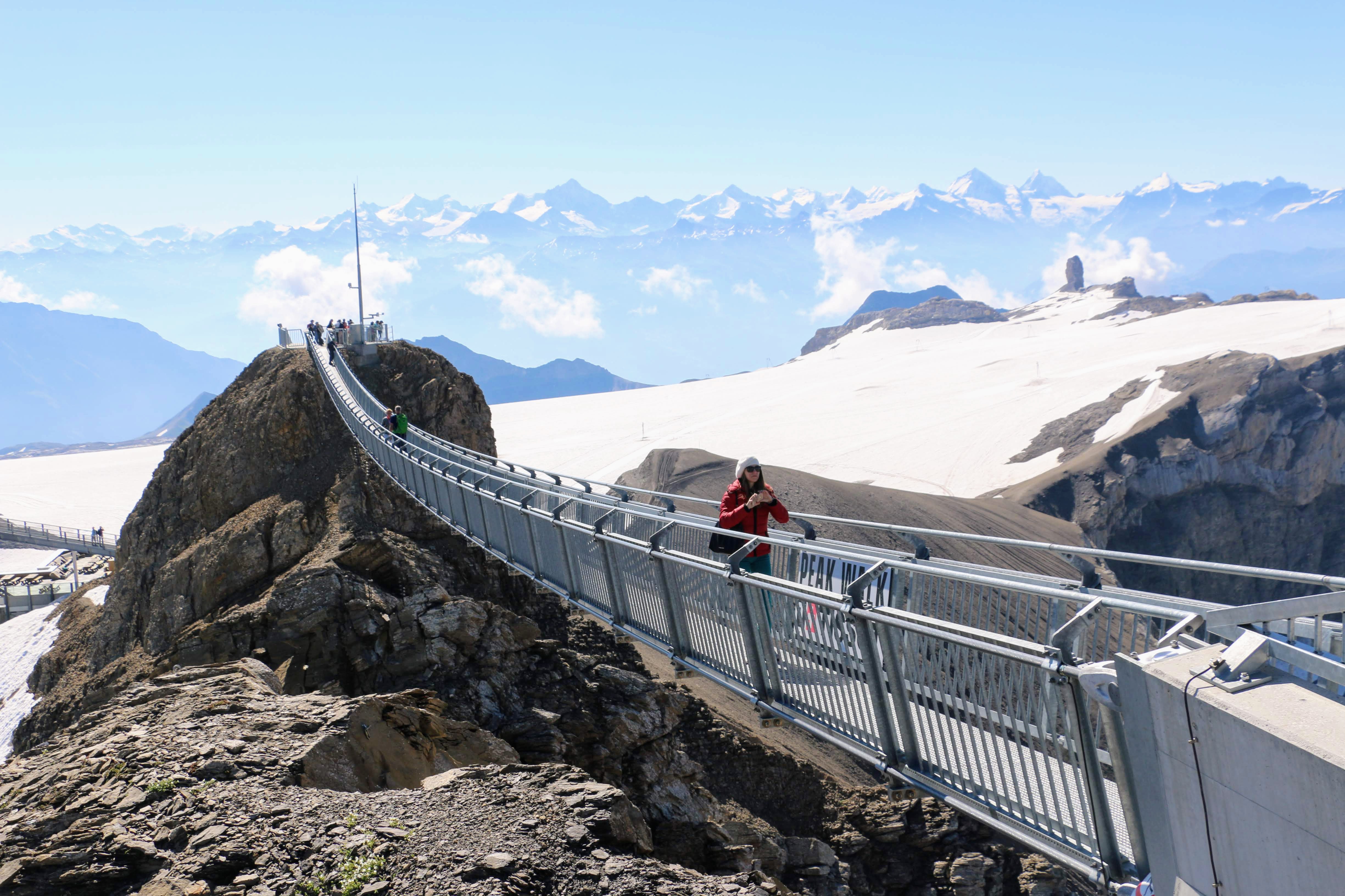 hangbrug tussen twee bergtoppen in Zwitserland