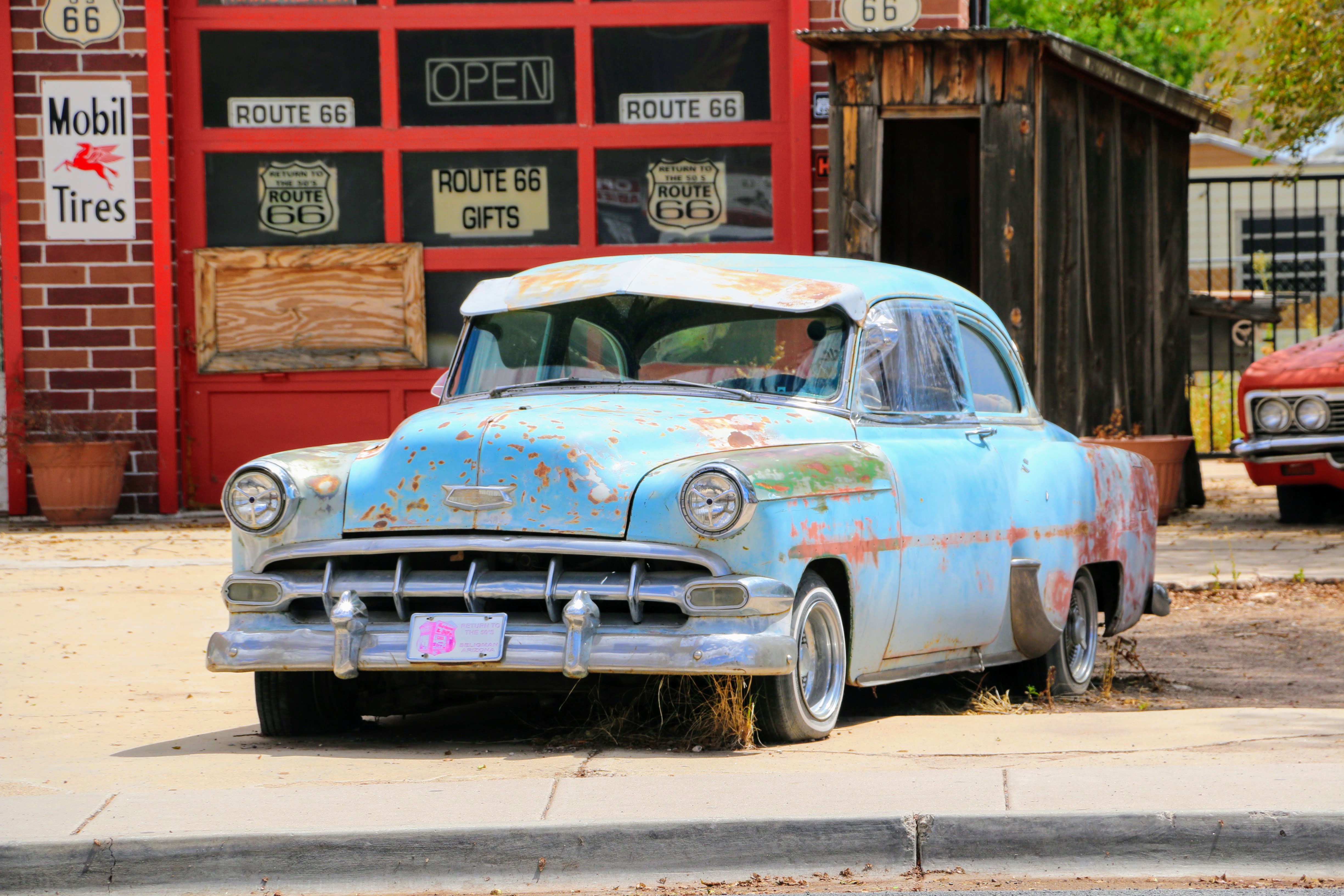 Oude auto naast Route 66