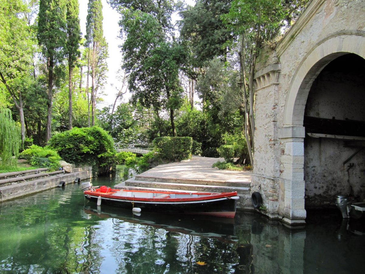 Bootjes bij het eiland Isola del Garda