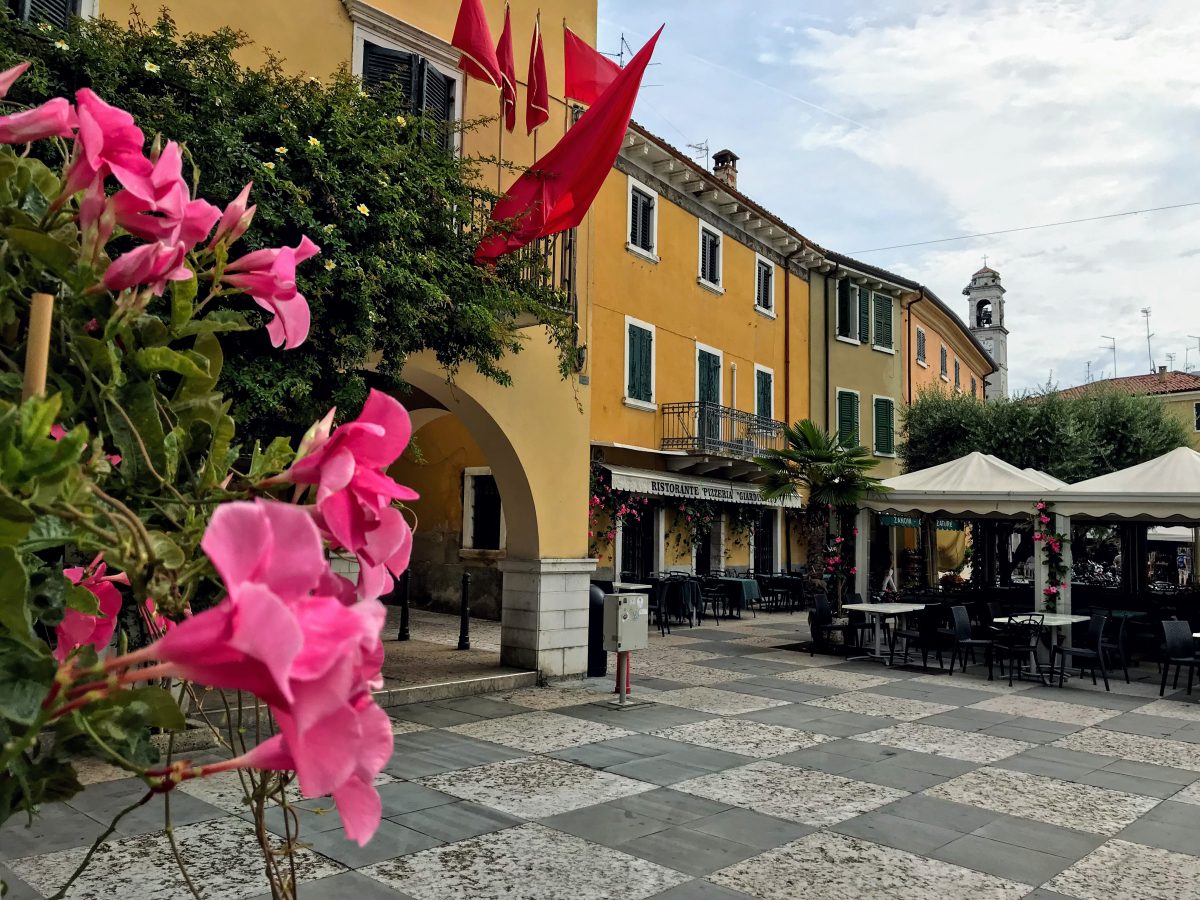 Een plein in Lazise