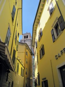 Gele gevels in Riva del Garda
