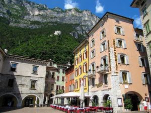 Een gezellig pleintje in Riva del Garda