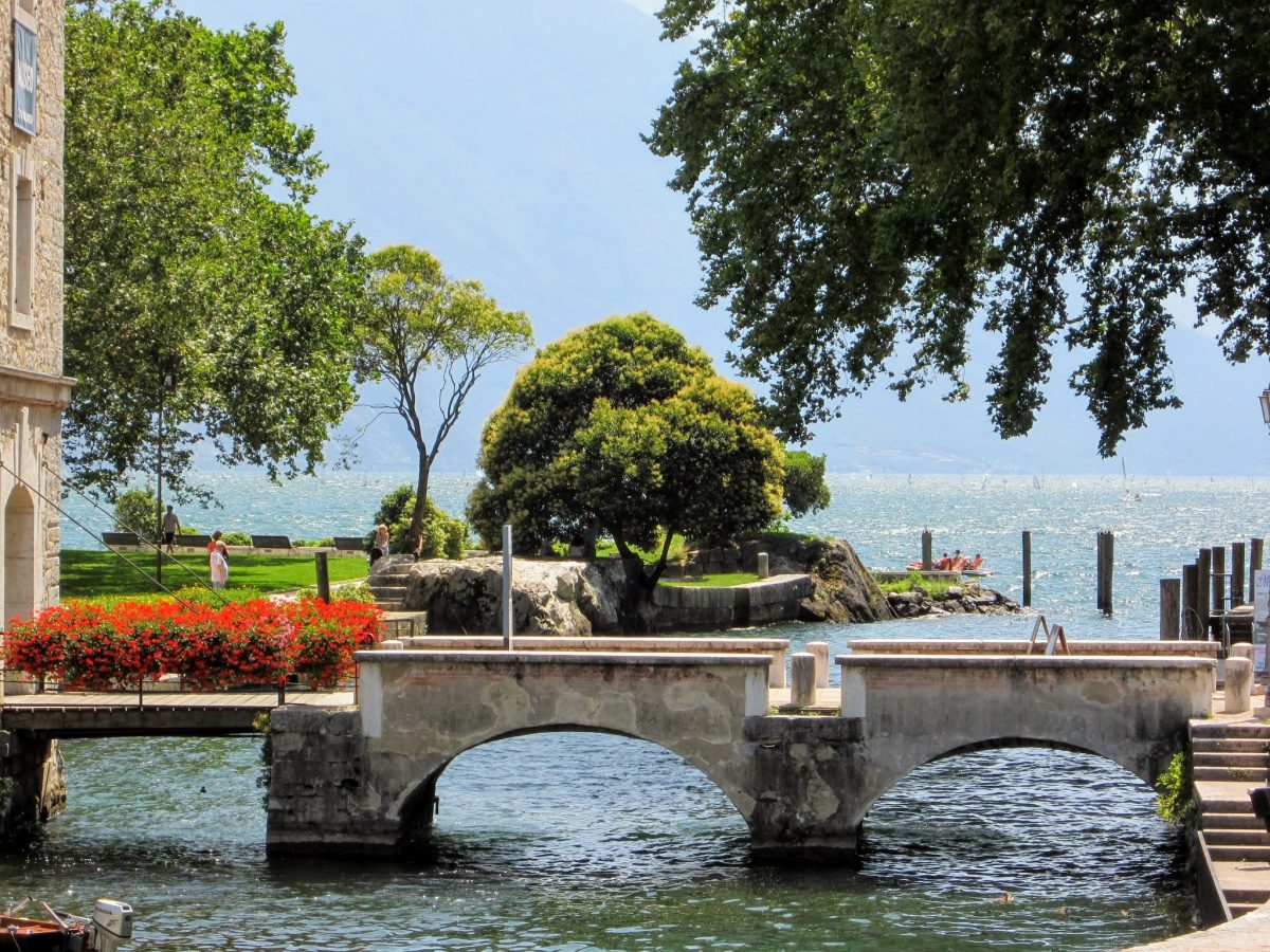 Een mooi bruggetje in Riva del Garda