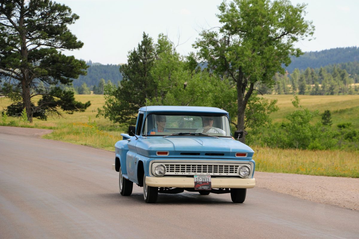 Met oude pickup door Custer State Park in South Dakota