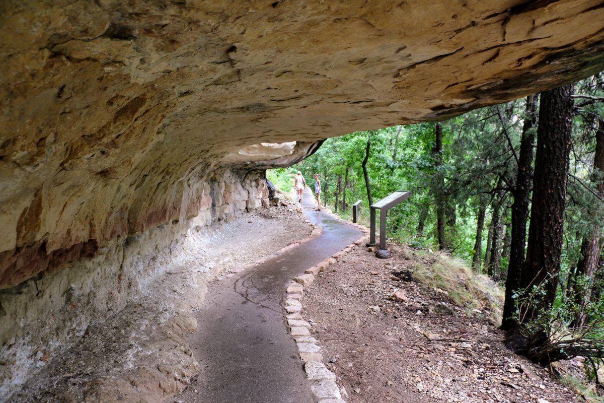 Walnut Canyon overhangende rotsen Arizona