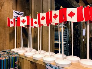 Staanders met Canadese vlag