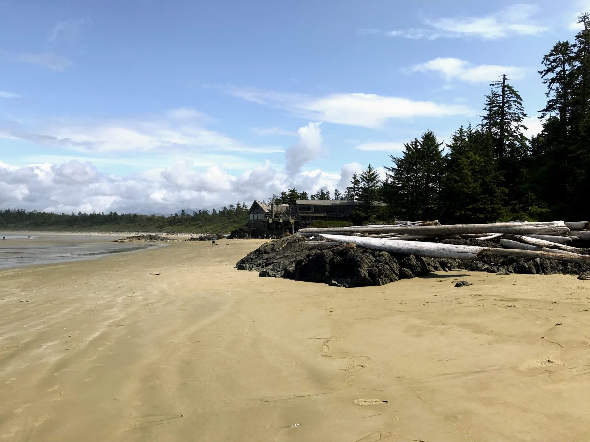 Strandwandeling in Ucluelet bij het Kwisitis Visitor Centre