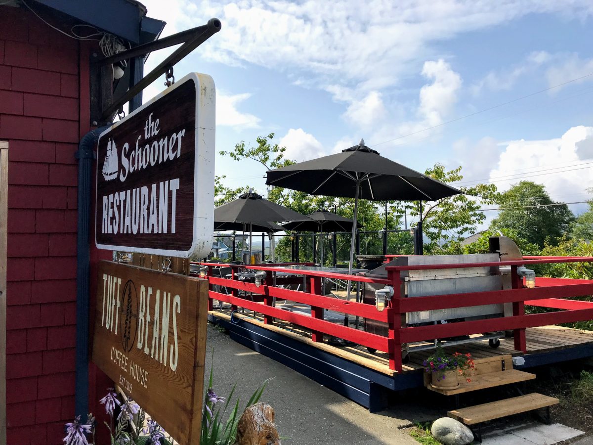 Het terras van Schooner Restaurant in Tofino