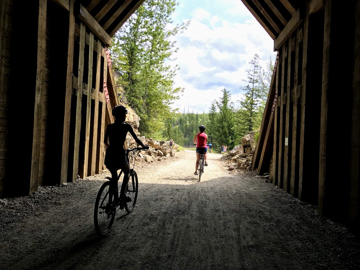 Fietsen door tunnels bij Myra Canyon