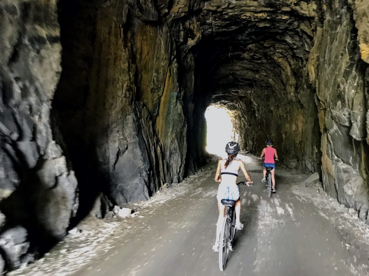 Fietsen door tunnels bij Myra Canyon