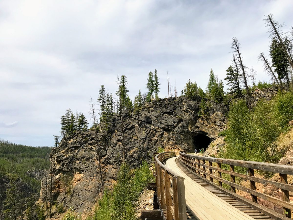 Een prachtige fietsroute bij Myra Canyon