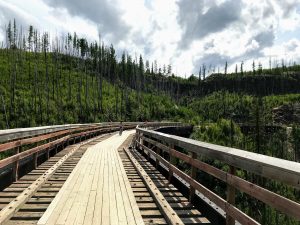 Fietsen over houten spoorwegbruggen in Canada