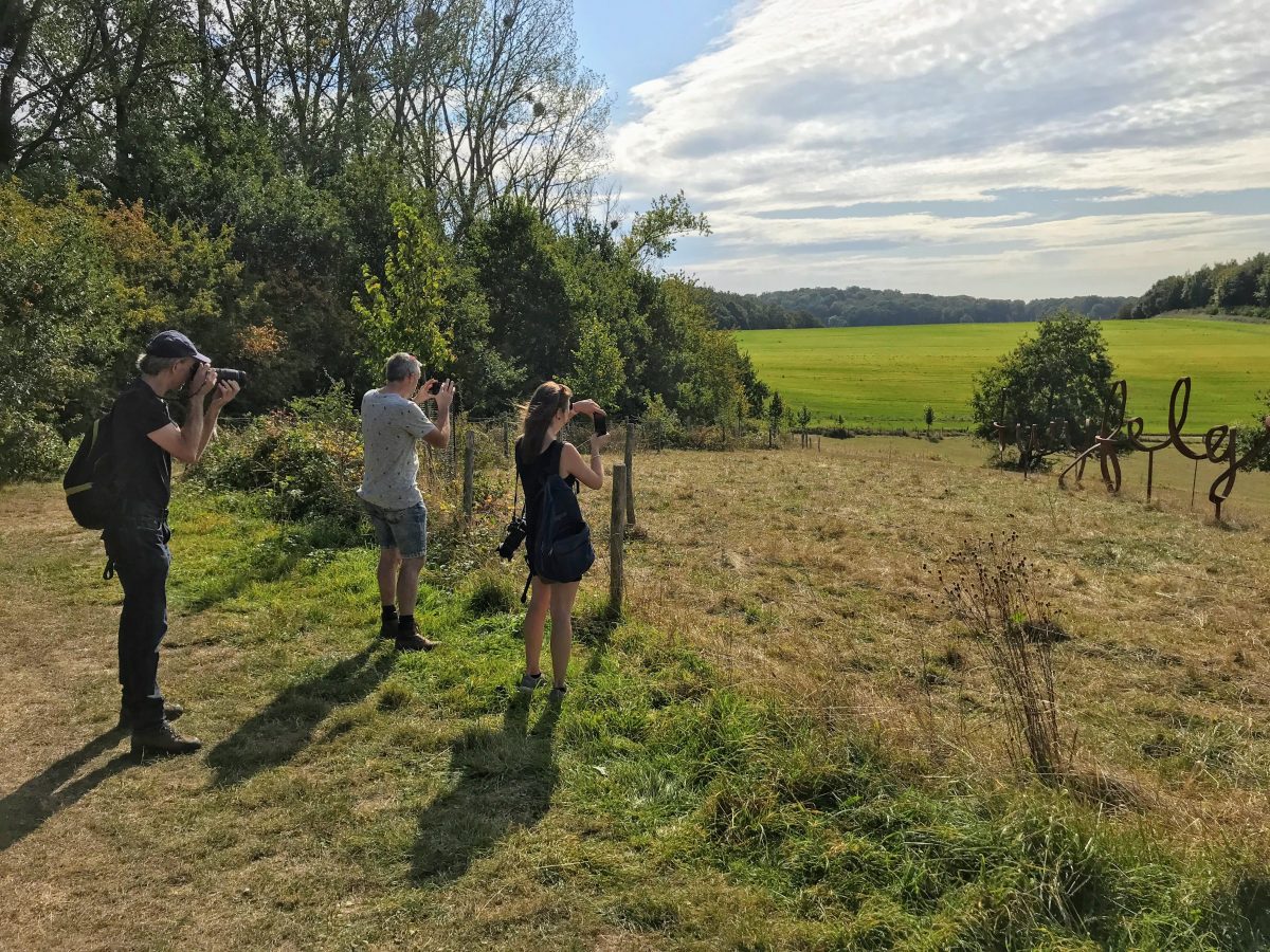 Mensen die de Twijfelgrens in Borgloon aan het fotograferen zijn