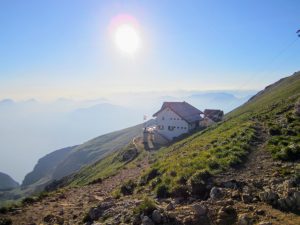 Berghut op de Monte Baldo met zicht op het Gardameer