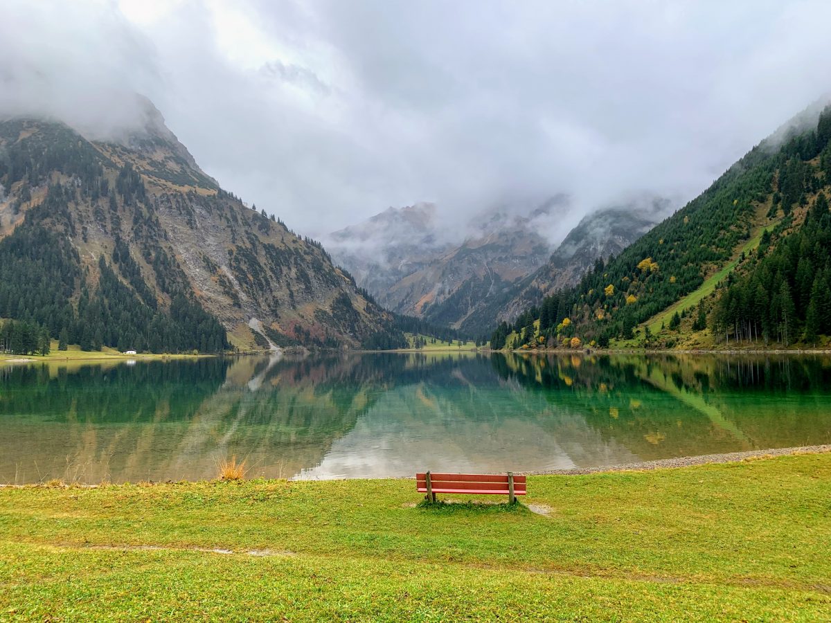 Een rood bankje bij de Vilsalpsee in het Tannheimertal