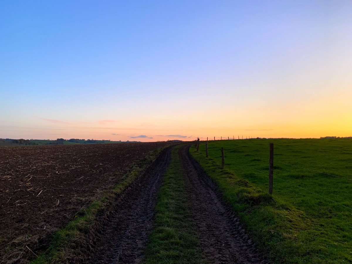 Wandelen bij zonsondergang in Remersdaal