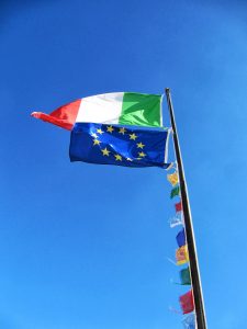 Italiaanse vlag op berg