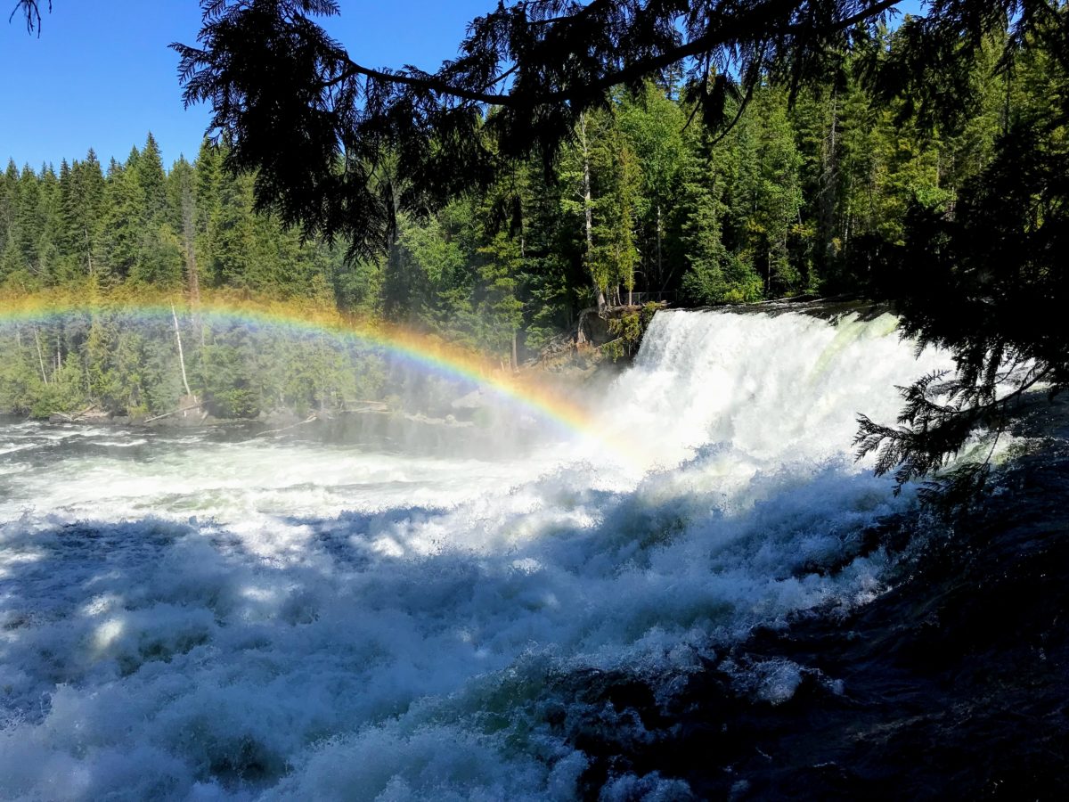 Regenboog boven waterval