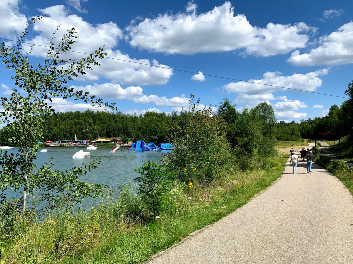 Wandelpad van parking naar het Terhills Cable Park