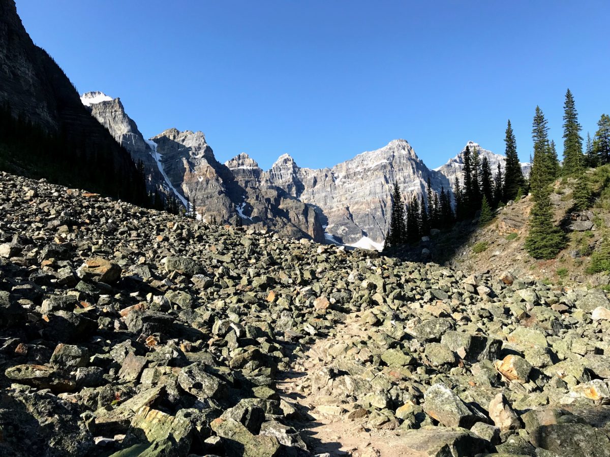 tussen de rotsen wandelen richting Moraine lake