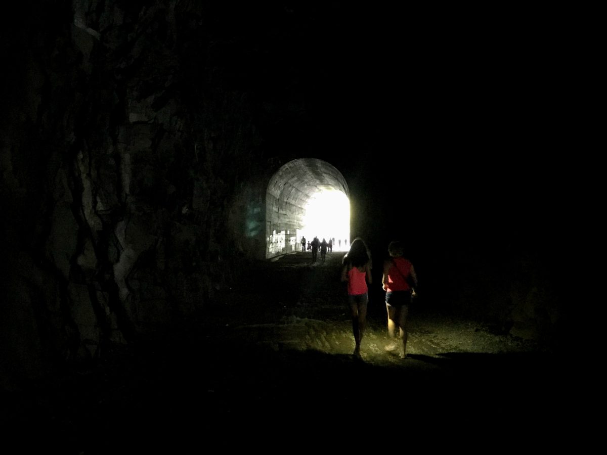 Wandelen in oude treintunnel