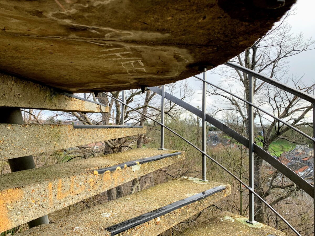 Trappen van de betonnen uitkijktoren op de Borreberg in Bilzen