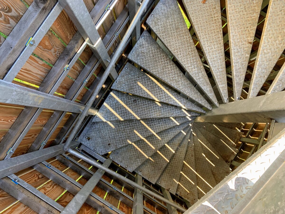 Metalen trap uitkijktoren