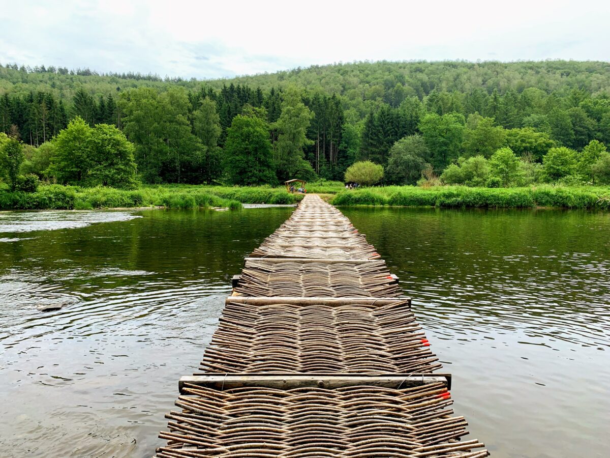 Deze 80-meter lange brug bestaat uit 75 gevlochten panelen van berken-en hazelaartakken 