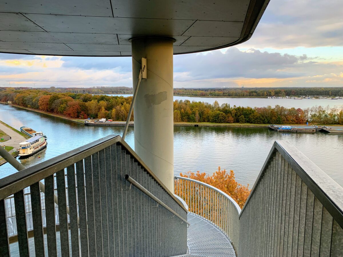 De Sas4-Toren in Dessel met zicht op de pannenkoekenboot