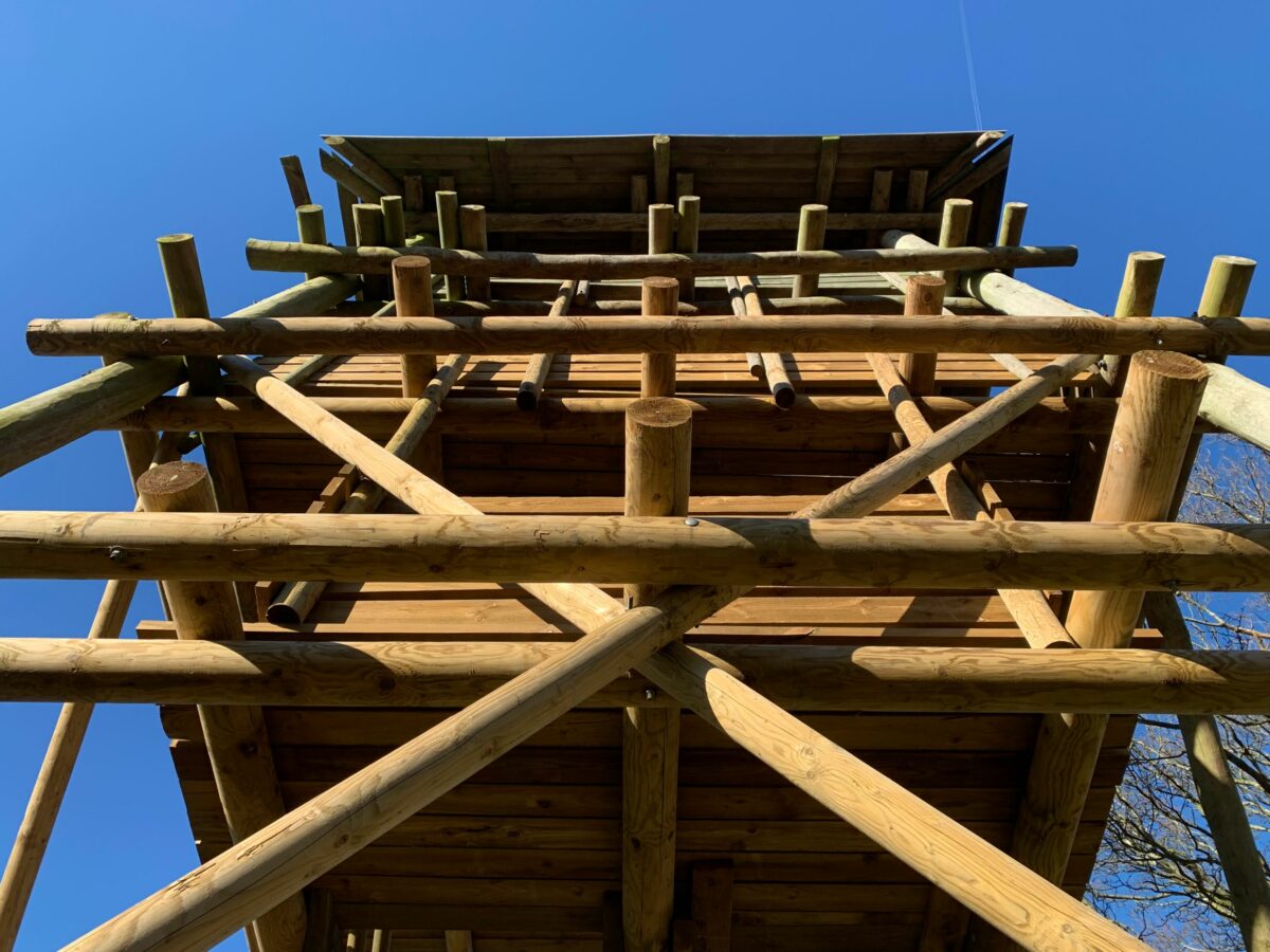 Houten uitkijktoren bij het bezoekerscentrum De Kraaijenberg