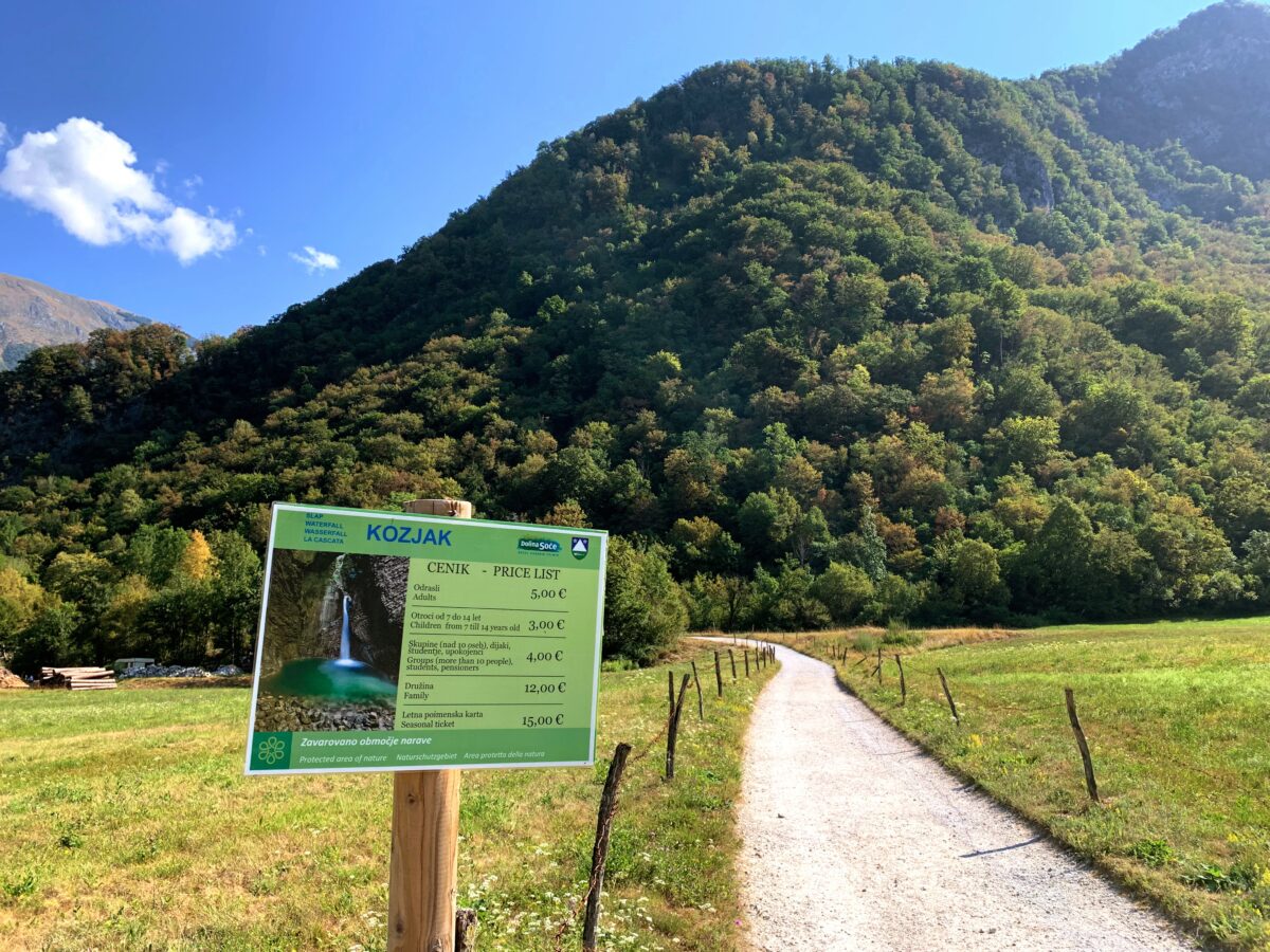 Wandeling naar de Kozjak waterval langs de Soca rivier in Slovenië